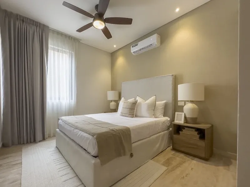 Segunda recámara de Sole BLU con cama king, cortinas de lino y ventilador de techo