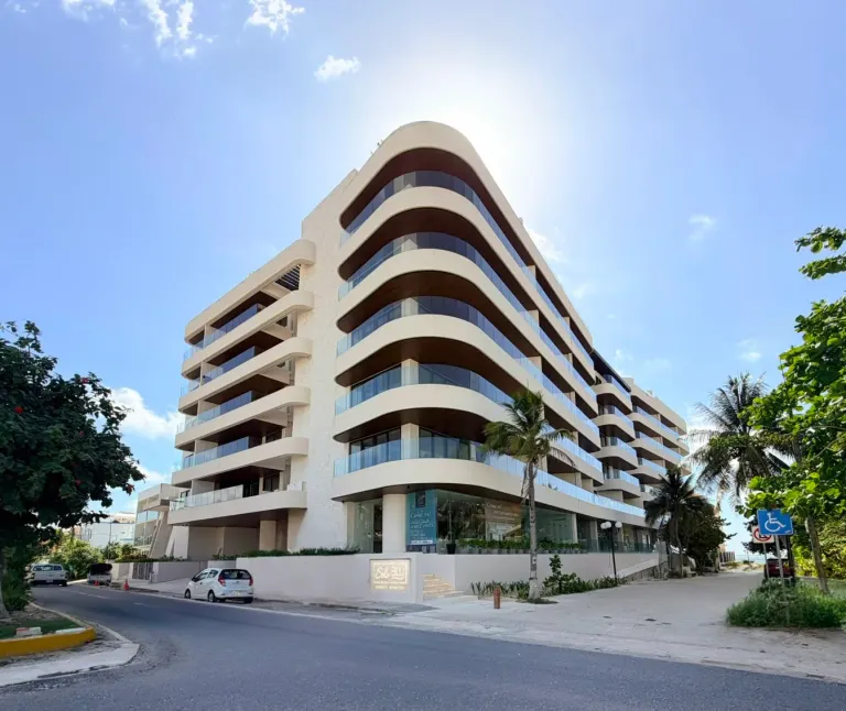 Edificio de Sole BLU frente al mar en Puerto Morelos